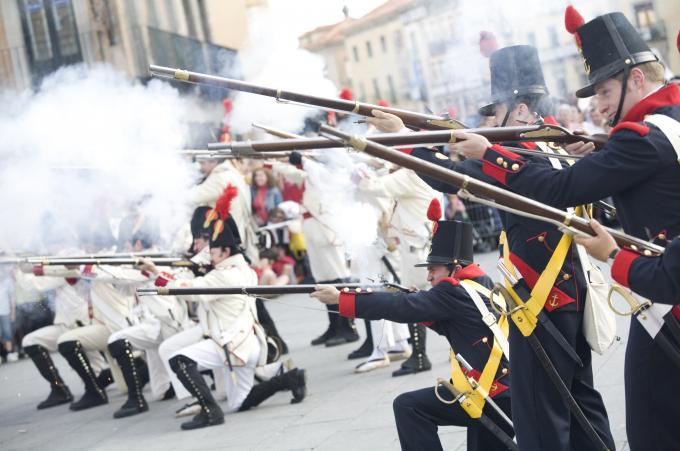 image Recreación de la Guerra de la Independencia en Segovia: Demostración de disparos junto al Acueducto de Segovia