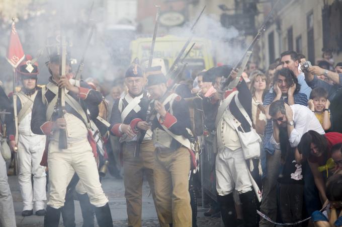 image Recreación de la Guerra de la Independencia en Segovia: Turistas en una demostración de disparos junto al Acueducto de Segovia