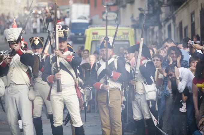 image Recreación de la Guerra de la Independencia en Segovia: Turistas en una demostración de disparos junto al Acueducto de Segovia