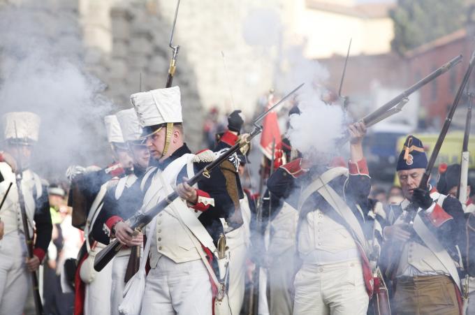 image Recreación de la Guerra de la Independencia en Segovia: Demostración de disparos junto al Acueducto de Segovia