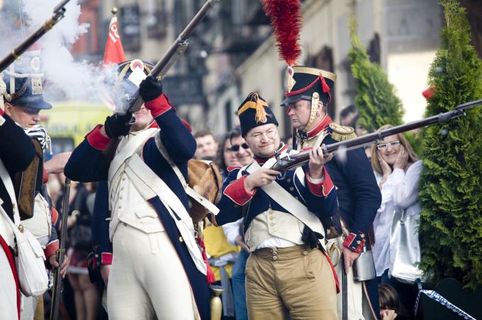 image Recreación de la Guerra de la Independencia en Segovia: Demostración de disparos junto al Acueducto de Segovia