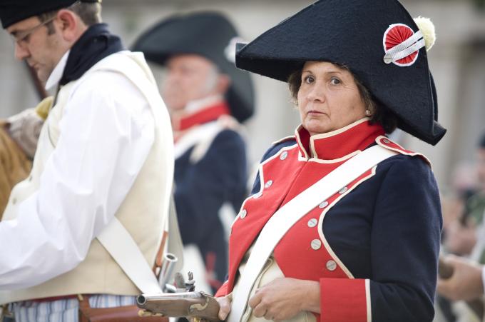 image Recreación de la Guerra de la Independencia en Segovia: Mujer militar de las tropas napoleónicas empuñando un arma