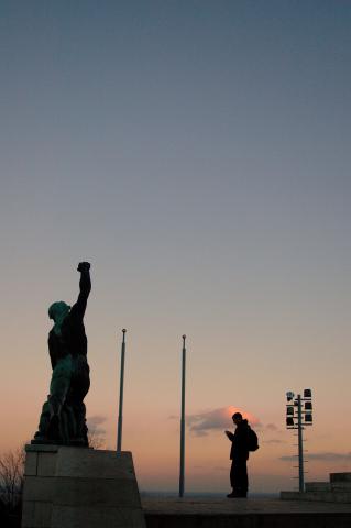 image Contraluz en el monumento al soldado situado junto al Monumento a la Liberación, Colina Gellért, Budapest, Hungría