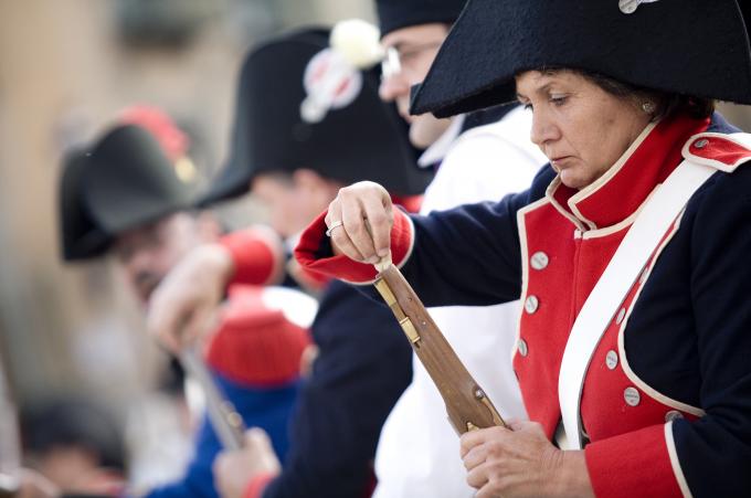 image Recreación de la Guerra de la Independencia en Segovia: Mujer soldado de las tropas napoleónicas cargando el arma