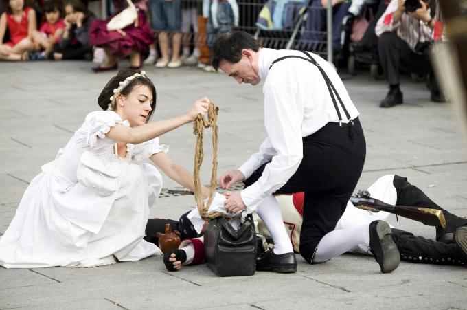 image Recreación de la Guerra de la Independencia en Segovia: Atendiendo a un soldado herido en combate