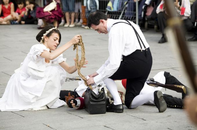 image Recreación de la Guerra de la Independencia en Segovia: Atendiendo a un soldado herido en combate