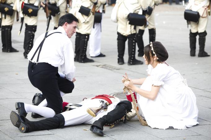 image Recreación de la Guerra de la Independencia en Segovia: Atendiendo a un soldado herido en combate