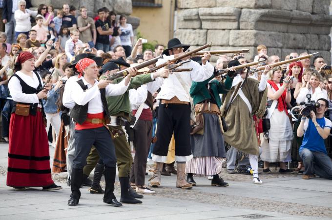 image Recreación de la Guerra de la Independencia en Segovia: Turistas en una demostración de disparos de civiles organizados militarmente junto al Acueducto de Segovia