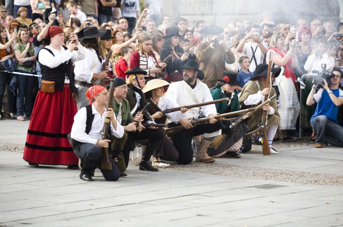 image Recreación de la Guerra de la Independencia en Segovia: Turistas en una demostración de disparos de civiles organizados militarmente junto al Acueducto de Segovia