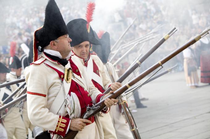 image Recreación de la Guerra de la Independencia en Segovia: Soldados españoles en una demostración de disparos junto al Acueducto de Segovia