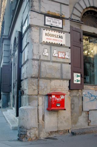 image Esquina de una calle en el centro de Budapest, Hungría