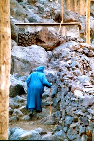 image Beréber caminando, Aroumd, Marruecos