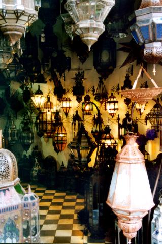 image Comercio de lámparas en un zoco, Marrakech, Marruecos
