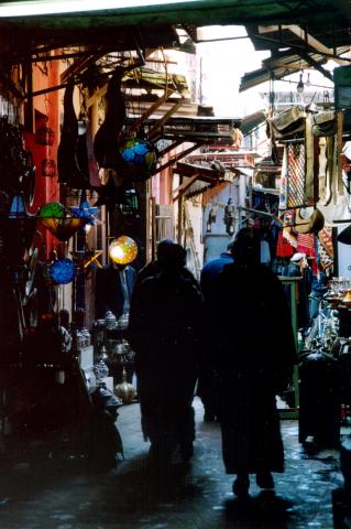 image Personas paseando por un zoco, Marrakech, Marruecos