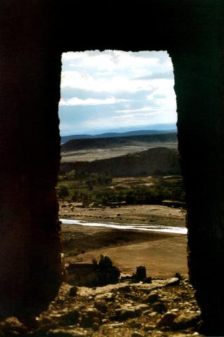 image Vista de un oasis a través de la ventana de la Kasbah, Ait Benhaddou, Marruecos