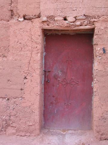 image Puerta metálica de una construcción de adobe, Achahoud, Marruecos