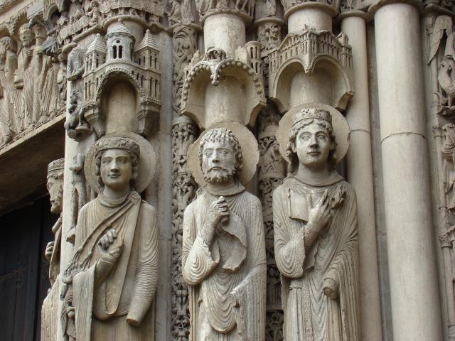 image Detalle de las esculturas del Pórtico Real de la catedral de Chartres, Francia