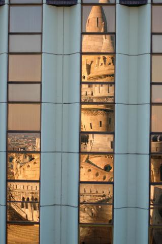 image Reflejo del Bastión de los Pescadores en el hotel Hilton, Budapest, Hungría