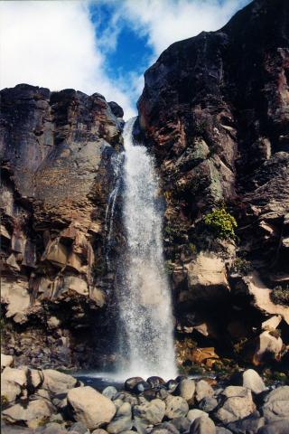 image Cascada en el parque nacional de Tongariro, Nueva Zelanda