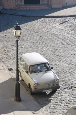 image Coche junto a una farola en una Plaza de Budapest, Hungría