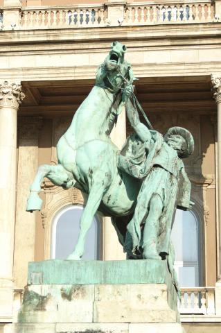 image Estatua en la plaza del Castillo de Buda, Budapest, Hungría