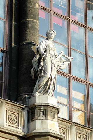 image Estatua de la fachada del Palacio Real, Budapest, Hungría