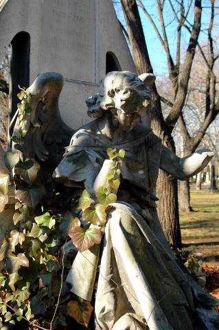 image Estatua de ángel en el cementerio de Kerepesi, Budapest, Hungría
