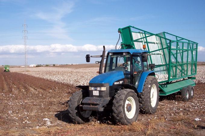 image Remolque en un campo de algodón