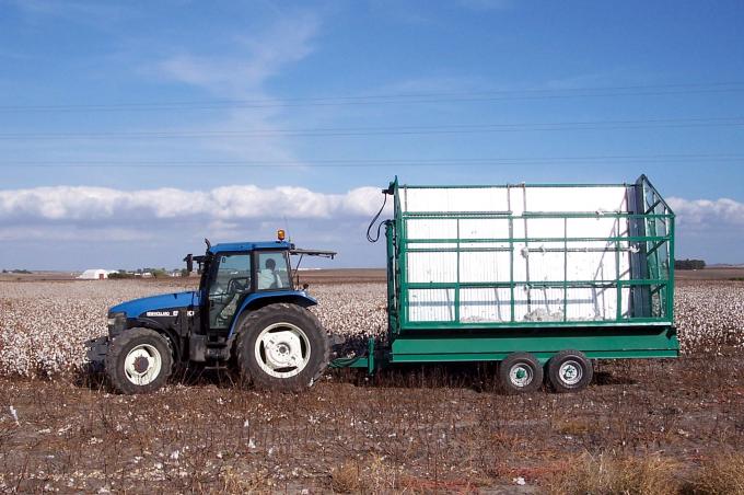 image Remolque en un campo de algodón