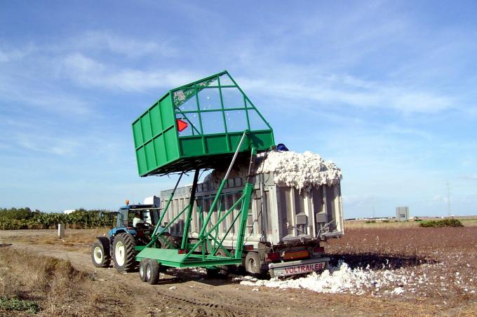image Personas volcando algodón a un camión