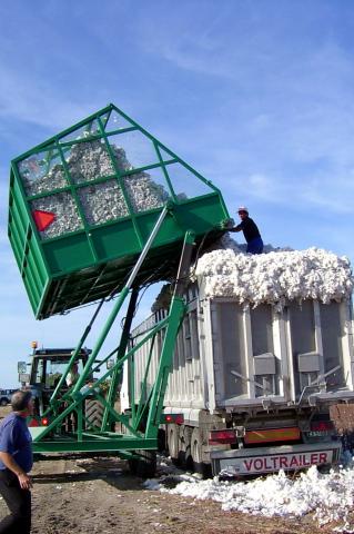 image Personas volcando algodón a un camión