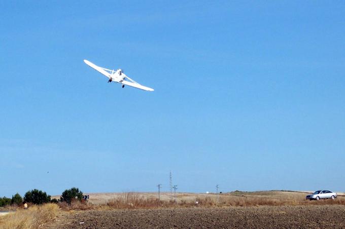 image Avioneta maniobrando en una plantación de algodón