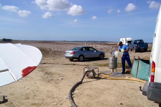 image Equipo de repostaje para una avioneta fumigadora