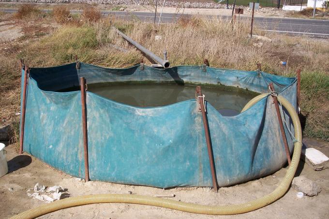 image Equipo de repostaje para una avioneta fumigadora