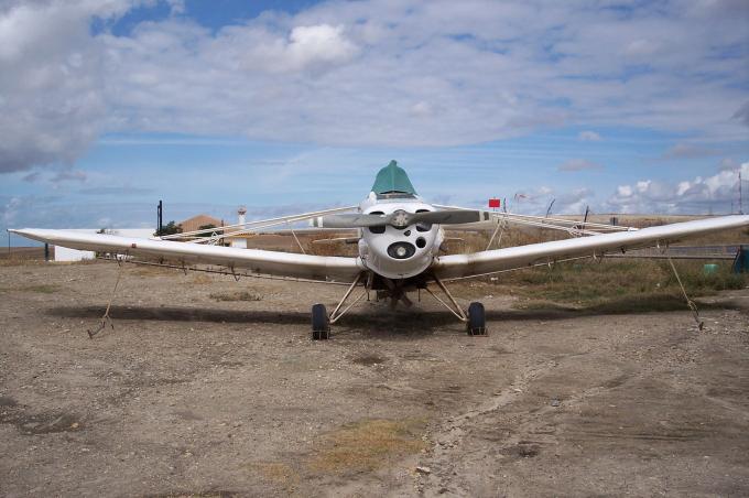 image Avioneta fumigadora en una plantación de algodón