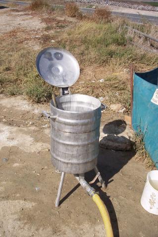 image Bidón con líquido defoliante para una plantación de algodón
