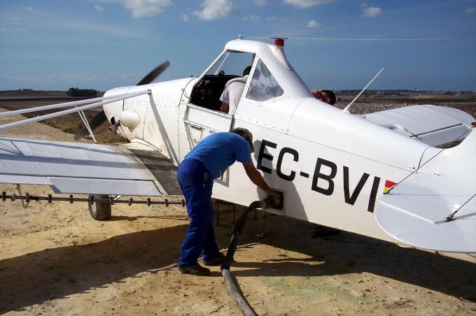 image Avioneta fumigadora repostando