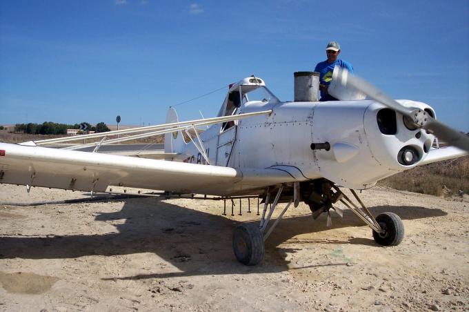 image Avioneta fumigadora repostando