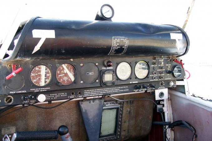 image Panel de mandos de una avioneta fumigadora