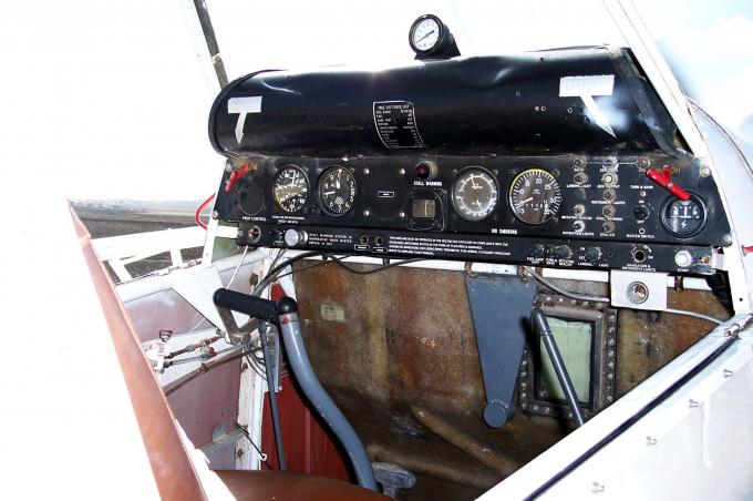 image Panel de mandos de una avioneta fumigadora