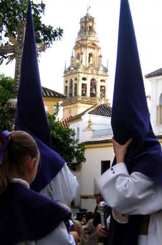 image Penitentes de la Sta Faz y torre de la catedral, Córdoba