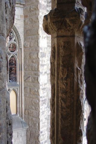 image Ventana y columna, parte antigua de la Sagrada Familia, Barcelona