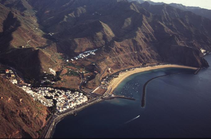 image Vista aérea de San Andrés, playa de las Teresitas y el macizo de Anaga, Tenerife