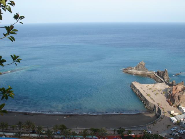 image Vista de la Playa de la Cueva desde el Parador Nacional de Turismo, San Sebastián de la Gomera, La Gomera