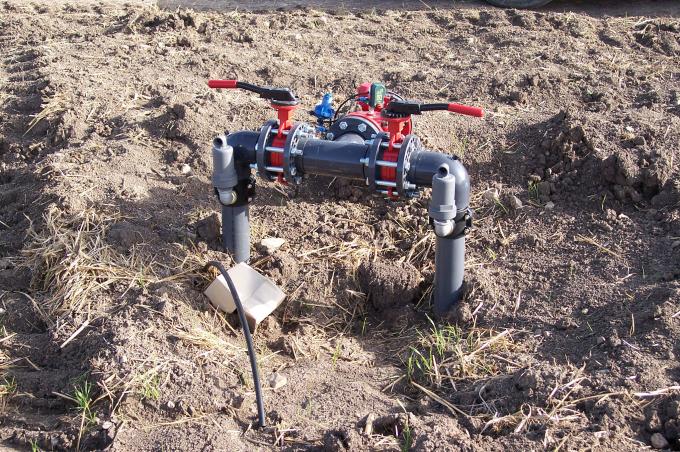 image Salida de tubería y válvula de presión en una plantación de olivos