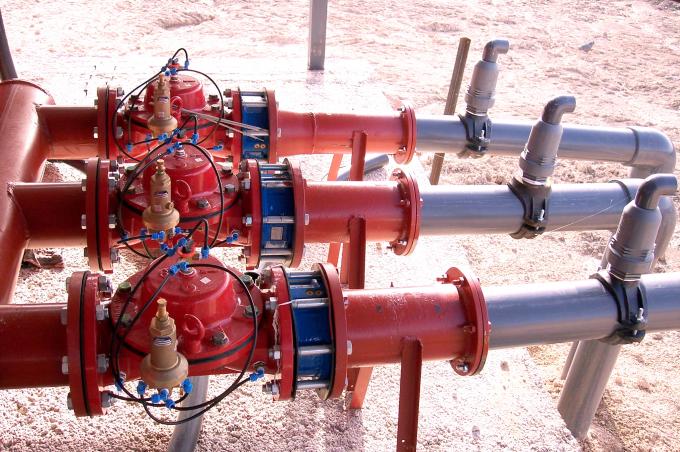 image Válvulas para el riego por goteo en una plantación de olivos