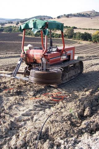 image Tractor preparado para la instalación de riego por goteo