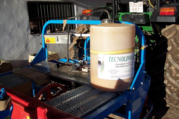 image Tanque herbicida de la sembradora de olivos