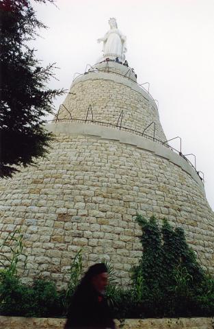 image Estatua de María, Beirut, Líbano