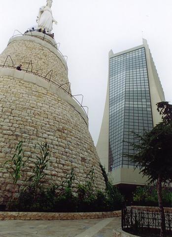 image Estatua y Catedral, Beirut, Líbano